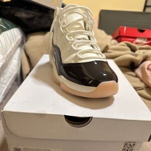 Women Air Jordan 11 Retro (tried-never worn)